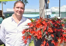 Dominique Lacey, Managing Director of FloraNova, was present at the Syngenta location and showed the assortment of Flora Nova. Here with the Bossa Nova Nightfever Rossa.